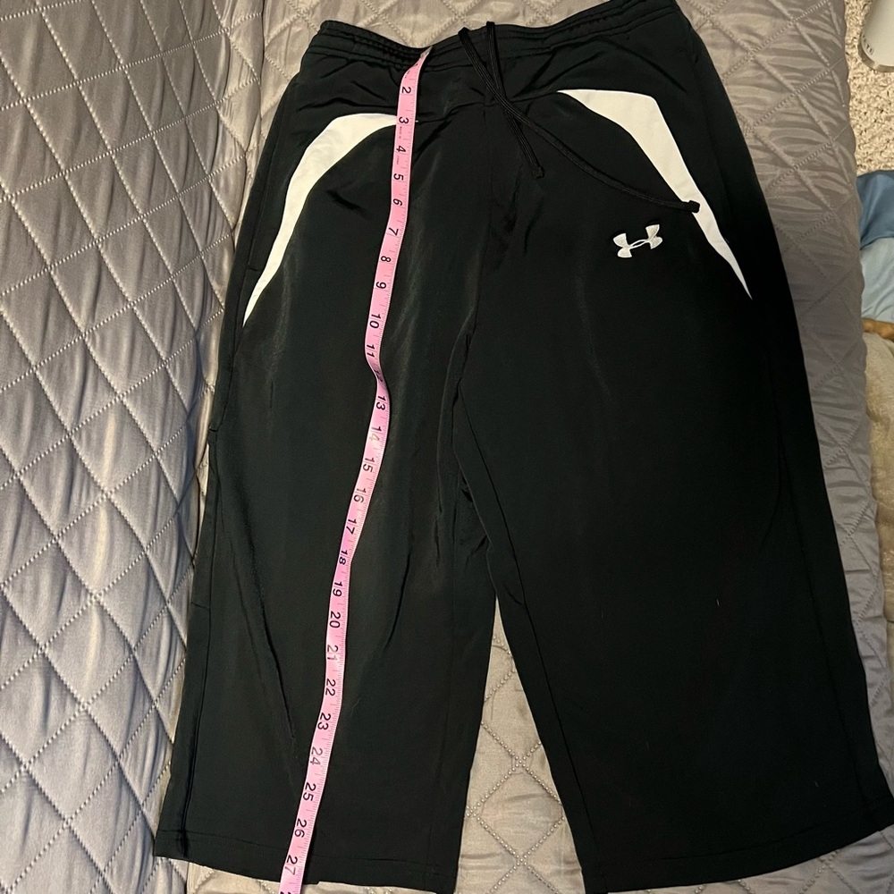 5/$100 Under Armour Black Wide-Legged Crop